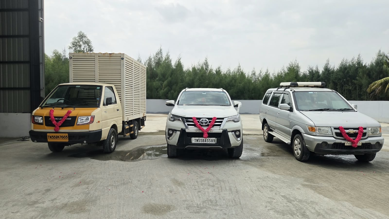 DAINA Machinery India: vehicles in the warehouse courtyard